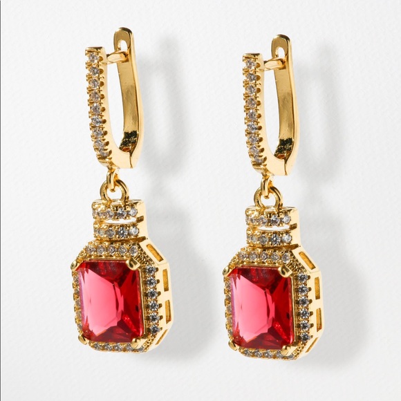 Vanessa Mooney: The Scarlet Earings - Picture 1 of 7